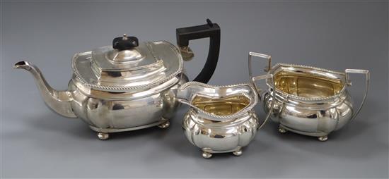 A George V silver three piece tea set, with gadroon moulded edges, Nathan & Hayes, Chester, 1913/15 gross 33 oz